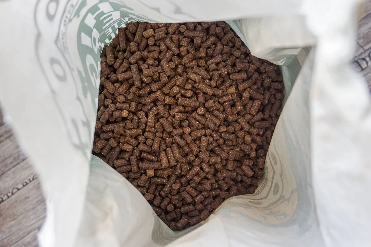 WOOOF Eend 18KG - Geperst Hondenvoer - Hypoallergeen Hondenvoer - Geperste Hondenbrokken - Droogvoer 4 WOOOF Eend 18KG - Geperst Hondenvoer - Hypoallergeen Hondenvoer - Geperste Hondenbrokken - Droogvoer - Afbeelding 4