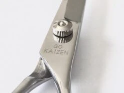 Professionele Hondenscharen Set - Extra Veilige Grooming Set - Trimscharen Voor Honden - Knipschaar - Effileerschaar / Uitdunschaar - Gebogen Schaar Met Ronde Punt - Precisieschaar - Hondenverzorging - Inclusief Kam, 2 Haarclips En Luxe Opbergdoos -Dierenwinkel 1200x899 5